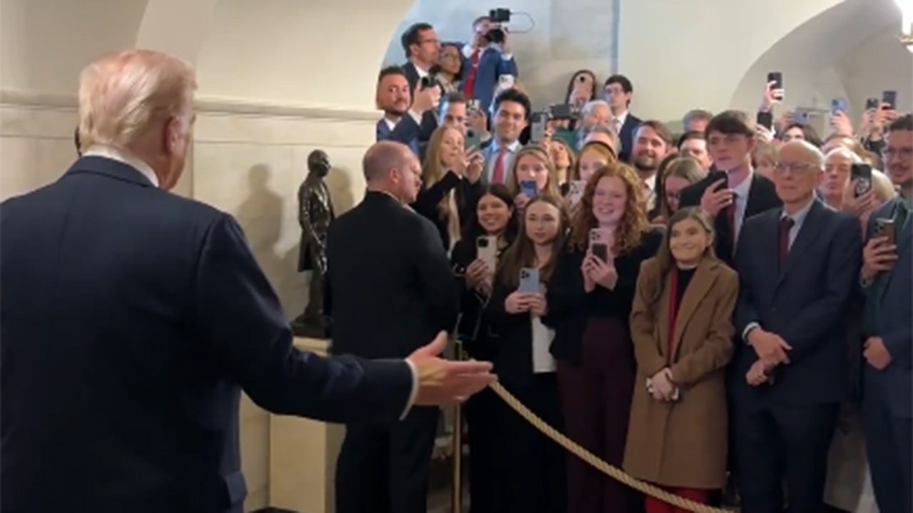 Trump überrascht mit seinem ersten Besuch im Weißen Haus in diesem Jahr