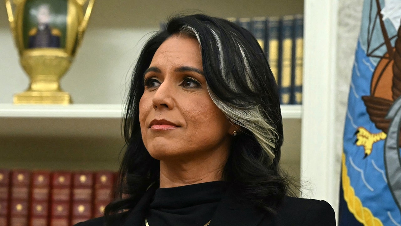 Gabbard sagt, Comey sollte „hinter Gitter“ gebracht werden, nachdem ein Bild angeblich „einen Aufruf zur Ermordung Trumps“ darstellt.