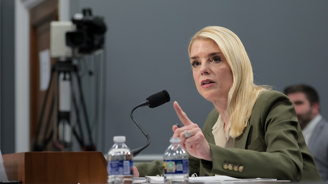 Bondi: Justizministerium in höchster Alarmbereitschaft wegen illegal in den USA lebender Iraner