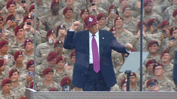 Trump baila con soldados en Fort Bragg mientras la multitud estalla en cánticos patrióticos de "EE. UU."