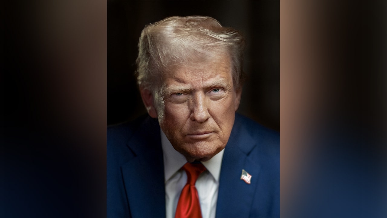 El nuevo retrato de Trump en la Casa Blanca despierta interés en medio de la controversia sobre el liderazgo de la Galería Nacional de Retratos.