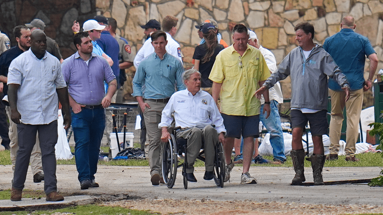 Le gouverneur Abbott exige une refonte complète des systèmes d'alerte aux inondations au Texas alors que le nombre de morts augmente