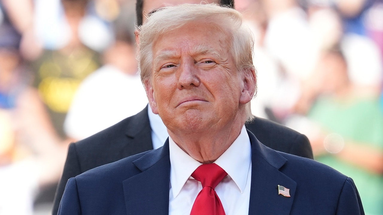 Trump publica un video generado por IA que muestra a Obama siendo arrestado en la YMCA.