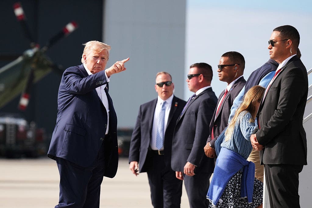 Były agent Secret Service twierdzi, że musi „skorygować kurs” po rzekomym przemycie podczas podróży Trumpa