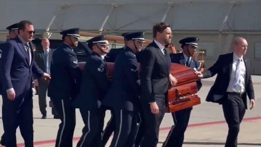 O vice-presidente JD Vance escolta o caixão de Charlie Kirk antes do voo no Força Aérea Dois de Utah para o Arizona