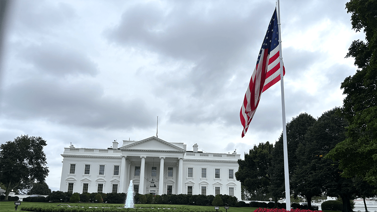 Presidente Trump ordena que bandeiras da Casa Branca fiquem a meio mastro em homenagem a Charlie Kirk