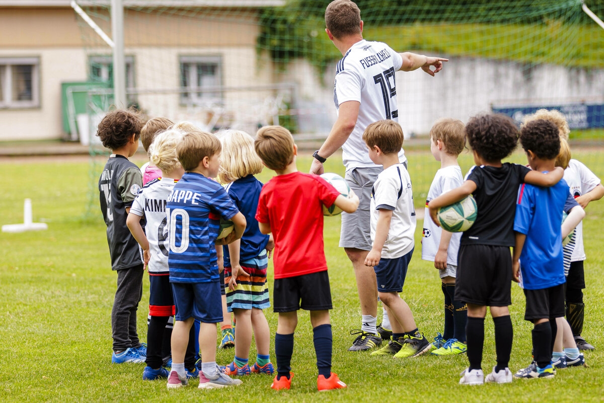 Short inquiry from the CDU/CSU: How political can a sports club be?