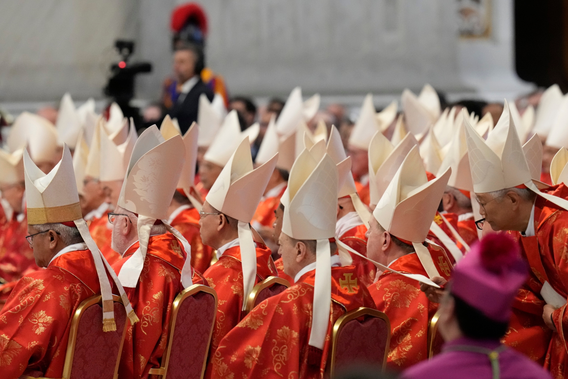 Antes del cónclave piden en misa a cardenales que elijan un papa que busque la unidad