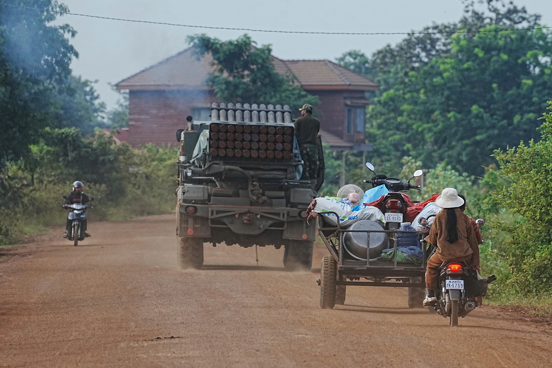 Thailandia e Cambogia sull'orlo della guerra: gli scontri hanno provocato 15 morti e 140.000 sfollati.