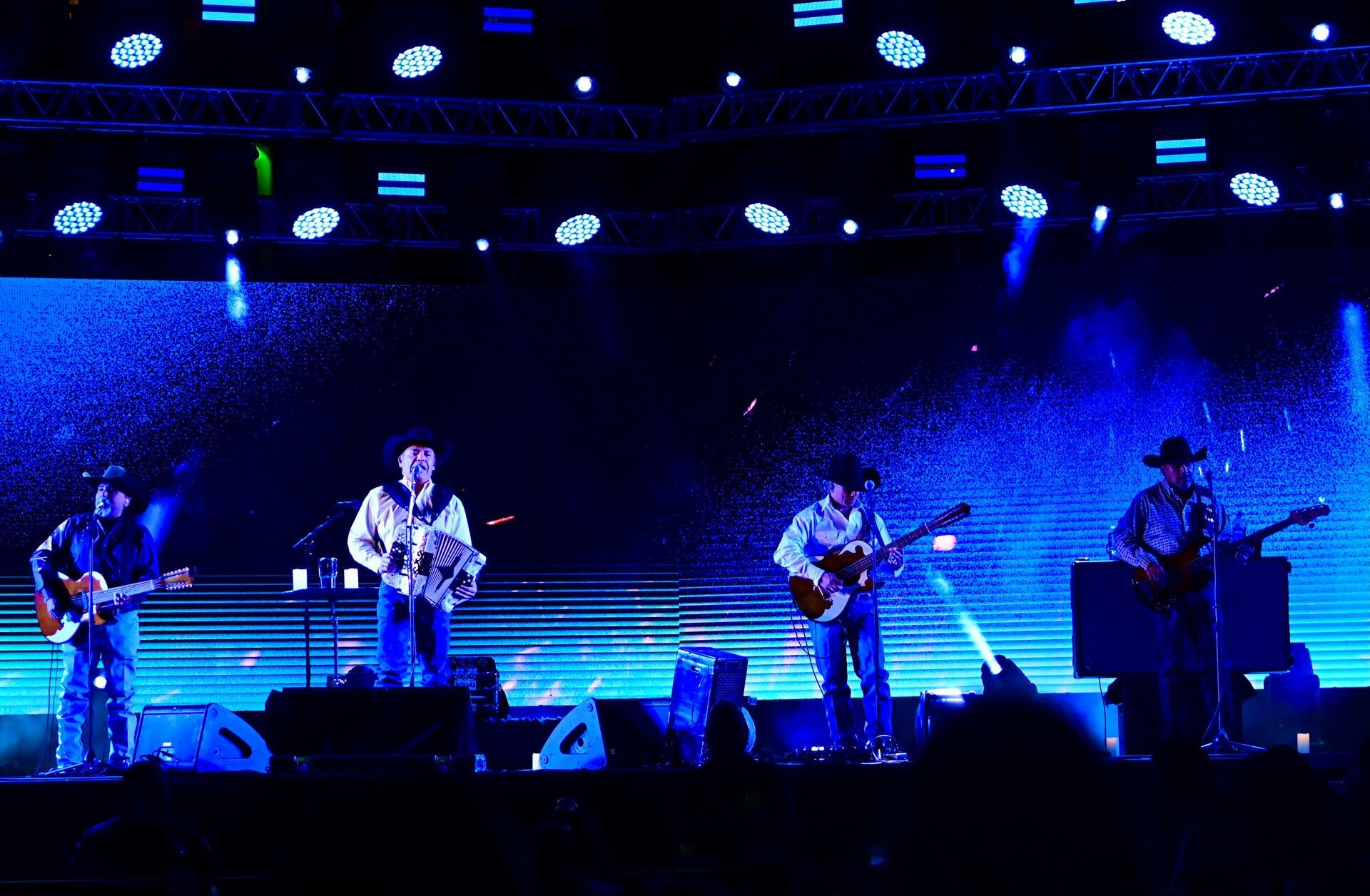 Long live the eternal dreamers! Untouchable livens up the Grito in Torreón