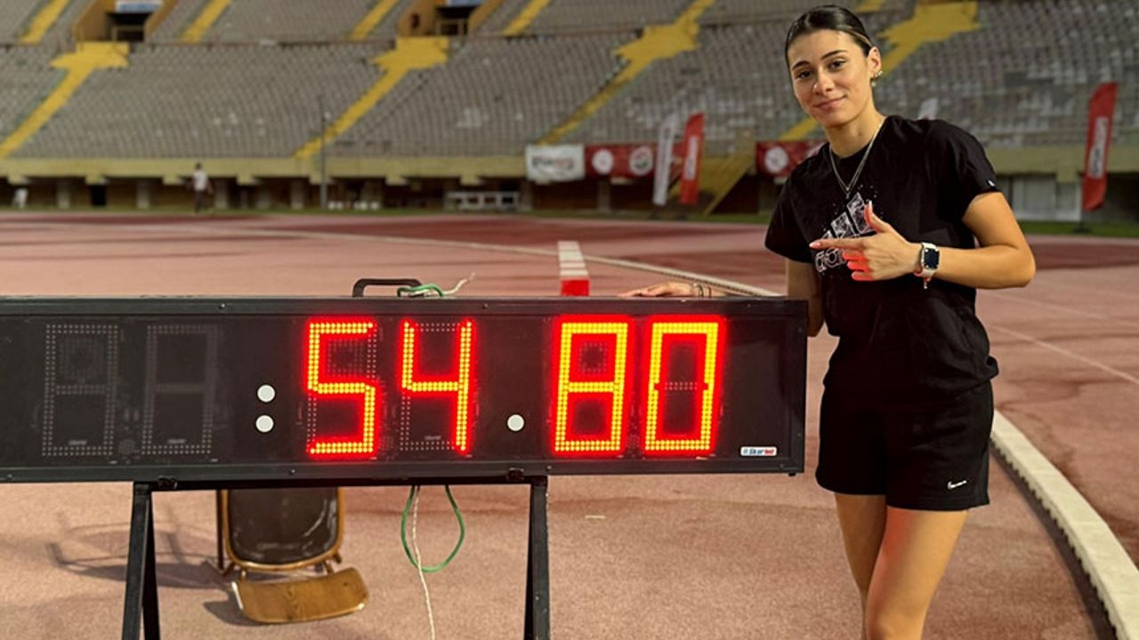 Aysel Önder bate el récord mundial de los 400 metros planos