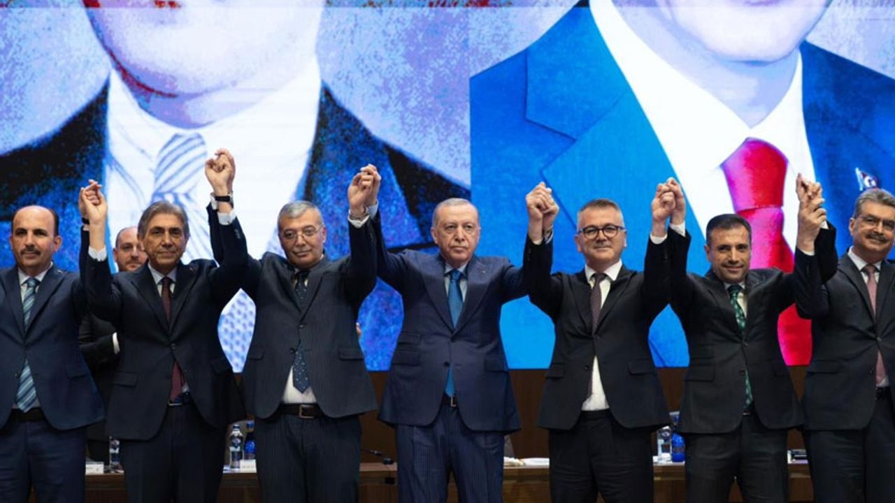 Mais dois prefeitos, um deles do CHP, juntaram-se ao AKP