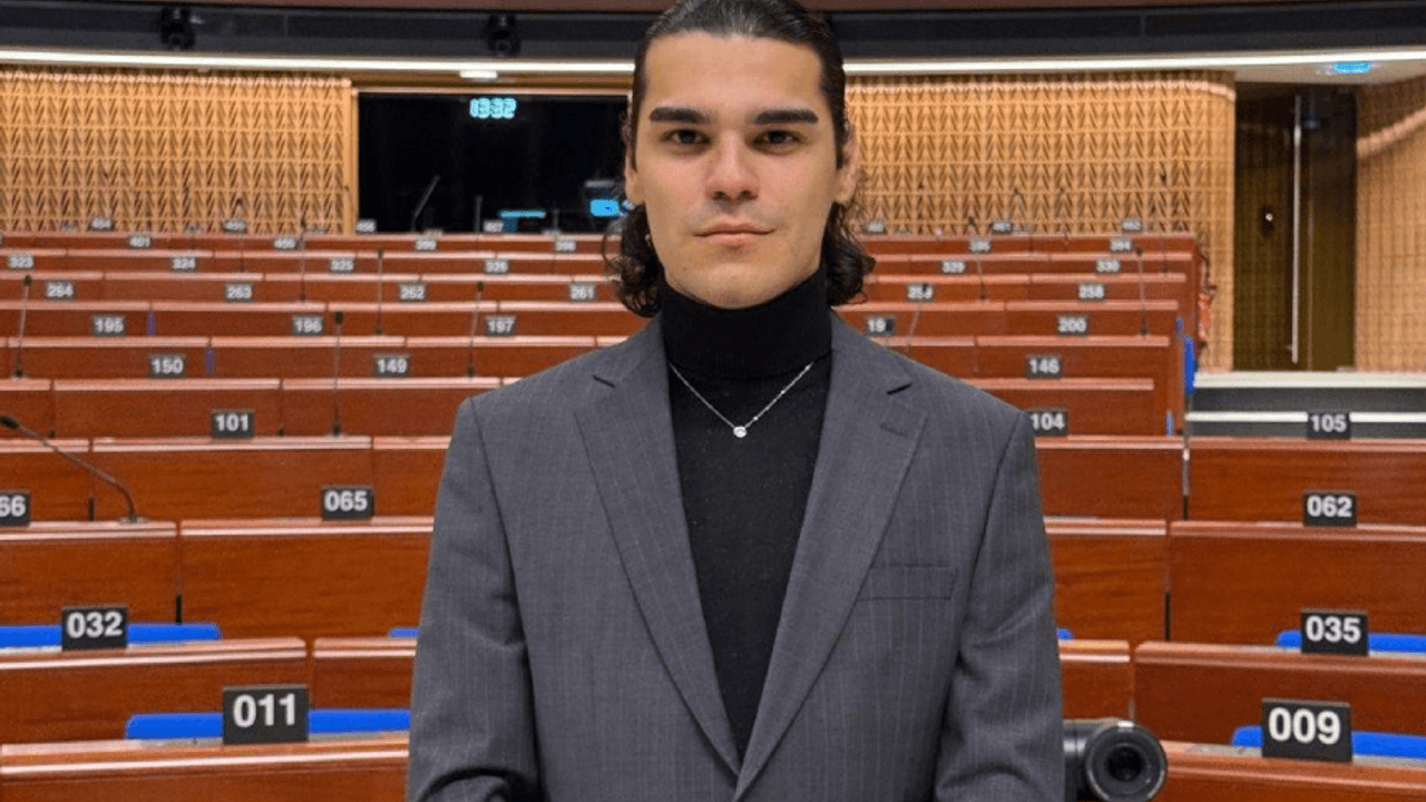 Enes Hocaoğulları, que criticou a violência policial durante os protestos de İmamoğlu, foi libertado