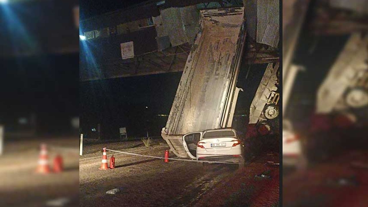 A caçamba do caminhão abriu e o veículo atrás dele bateu! Há mortos e feridos