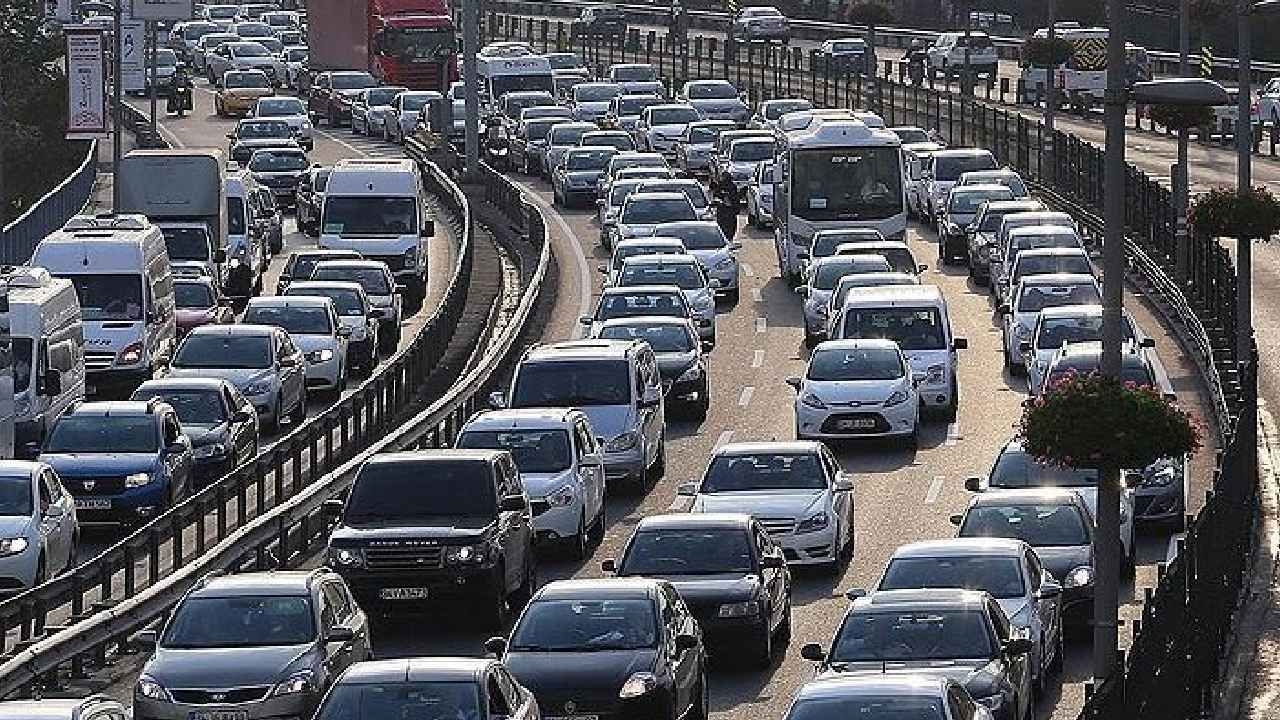 ¡Atención, quienes parten! El tráfico está bloqueado en Estambul.
