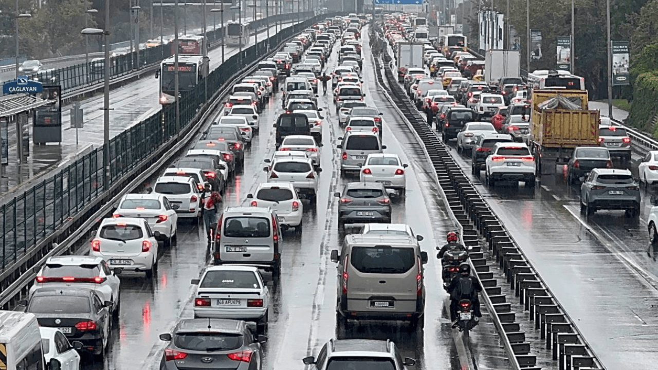 Schools opened, heavy rain began, traffic was blocked in Istanbul