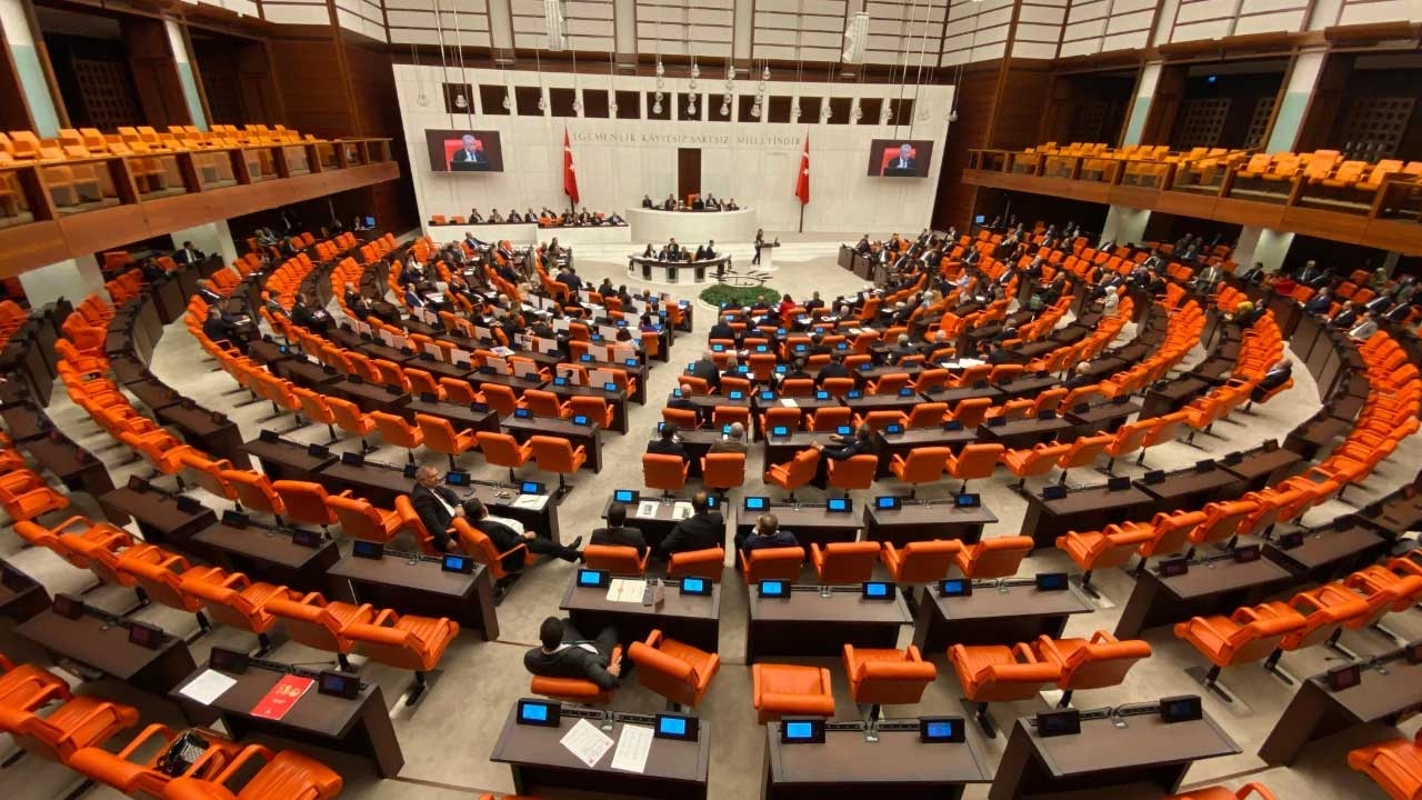 Behauptung, die AKP habe eine neue Studie zur Versetzung von Abgeordneten begonnen