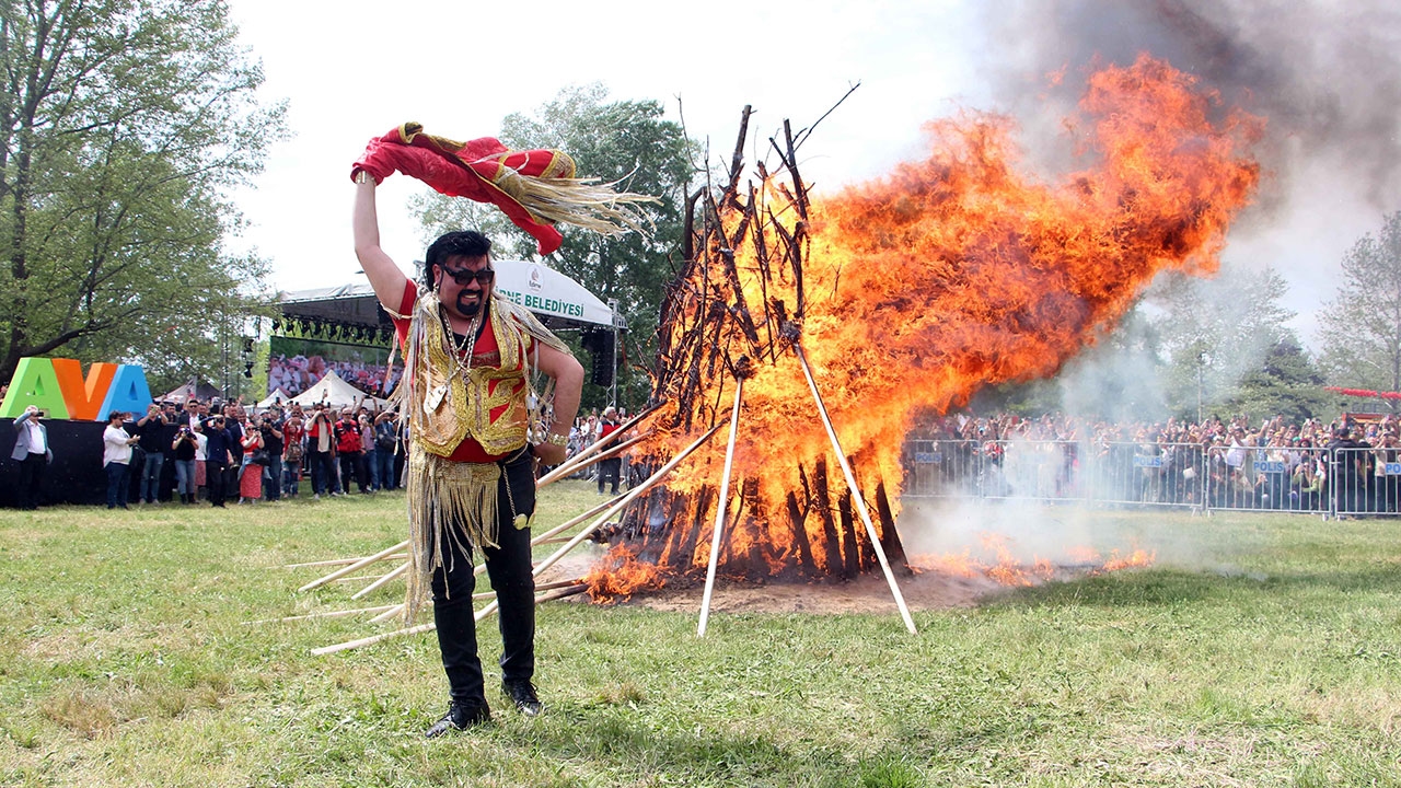 Célébrations Hıdırellez à Edirne ! Un feu de Kakava vieux de 1400 ans allumé