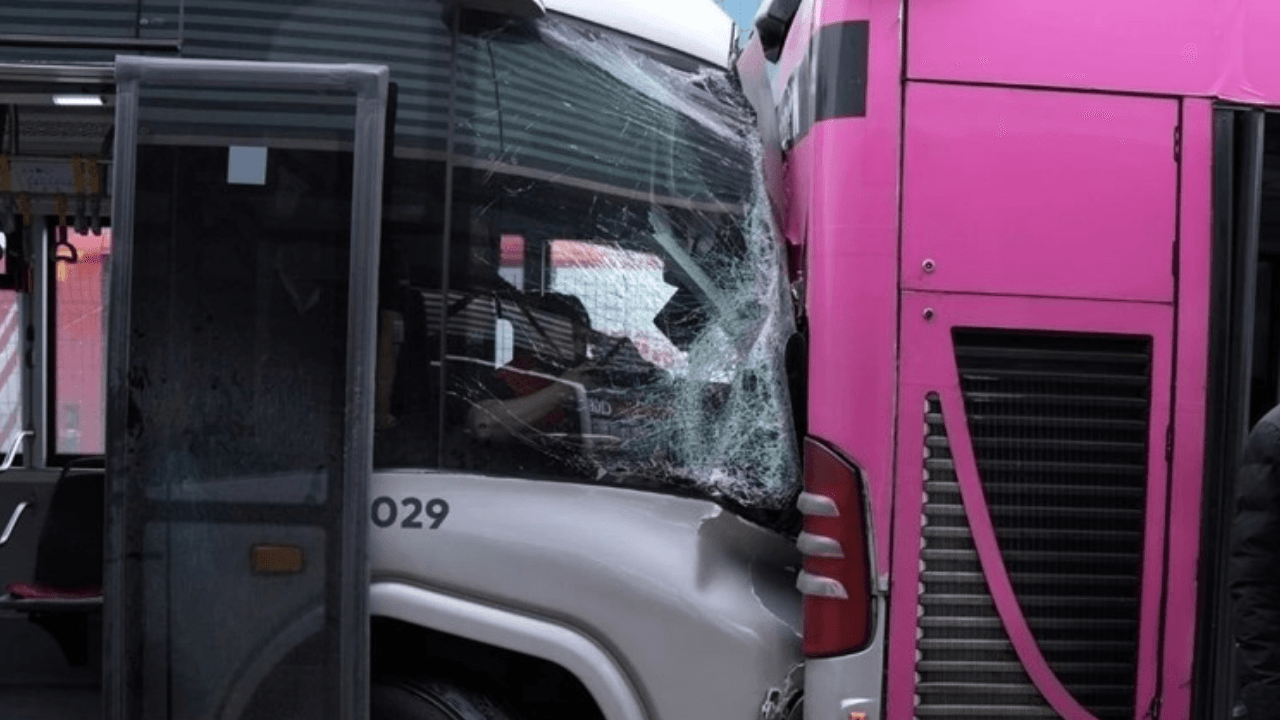 Pojawiły się zdjęcia pojazdu biorącego udział w wypadku autobusu miejskiego, w którym zginęła 1 osoba!