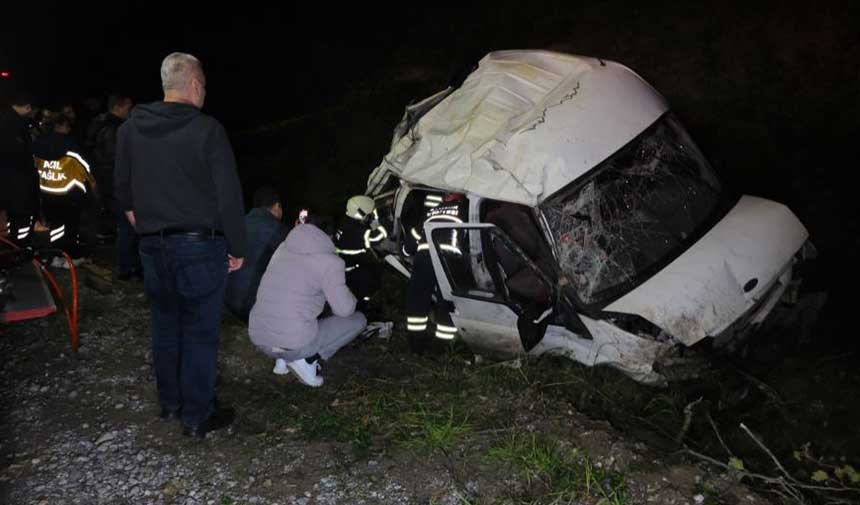 Kleinbus im Graben umgekippt! 1 Toter, 4 Verletzte