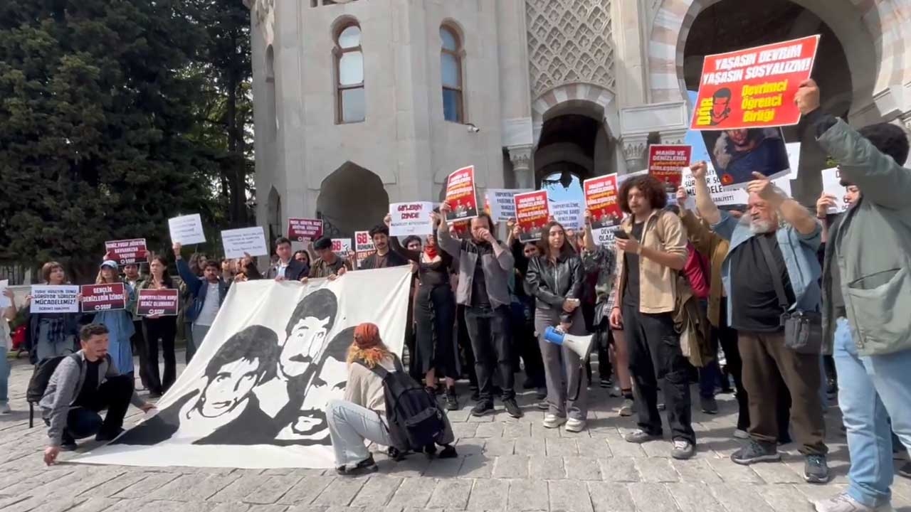Les étudiants de l'Université d'Istanbul ont commémoré les « Trois Jeunes Arbres »