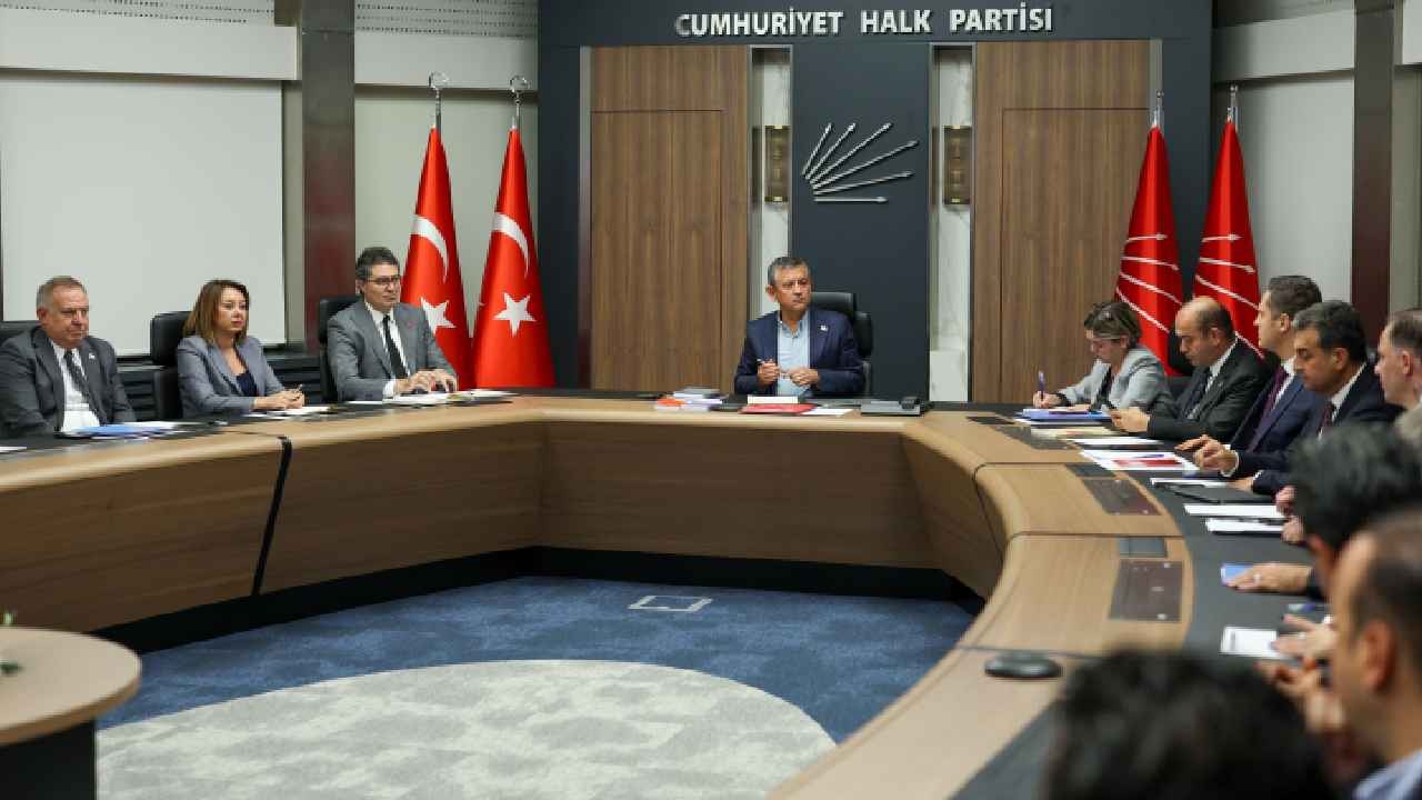 Der CHP-Zentralvorstand tagt! Tagesordnung: Beschluss zur Auflösung der PKK