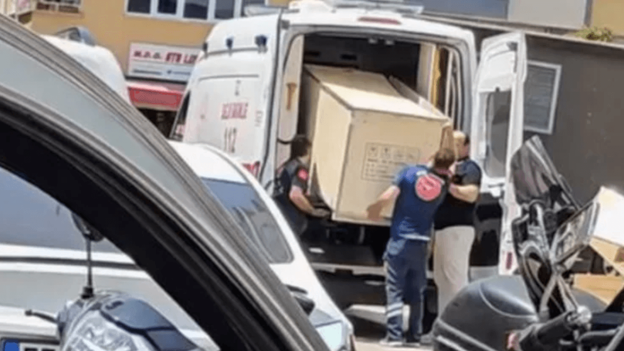 A imagem que causou reação! Eles carregaram um armário de ambulância