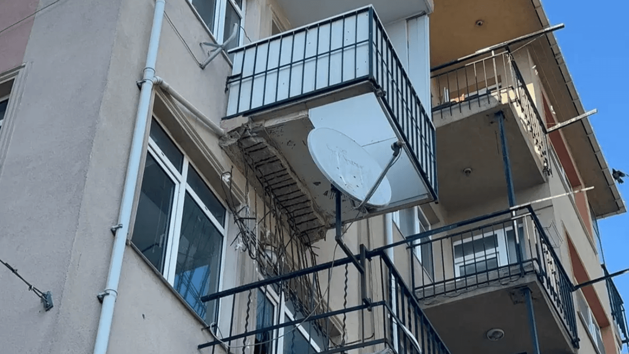 Varanda de prédio desaba em Kadıköy