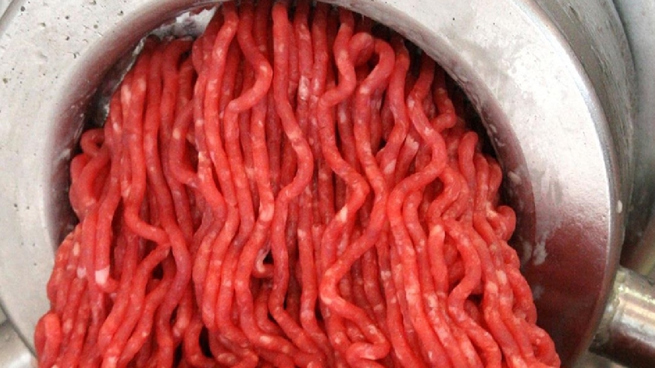 Fique longe deste açougueiro! Carne de burro foi detectada em seus produtos.