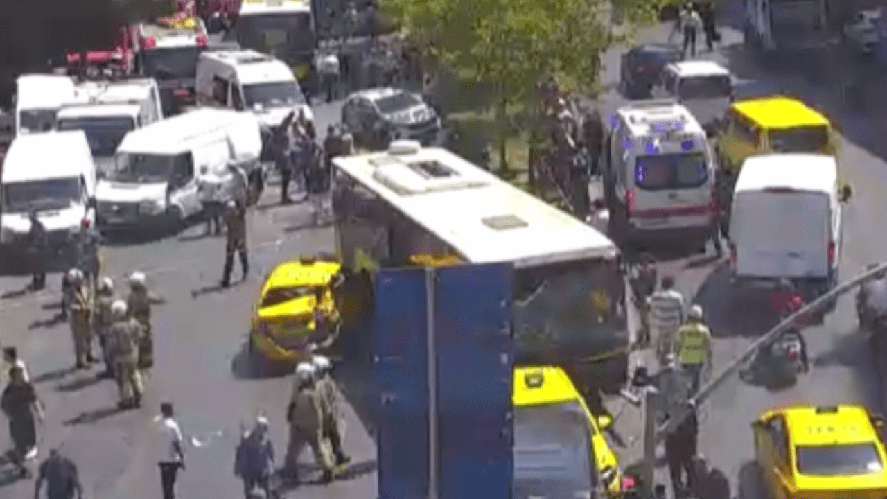 A taxi and an IETT bus collided in Beyoğlu! Two cleaning workers were injured in a nine-vehicle pileup.