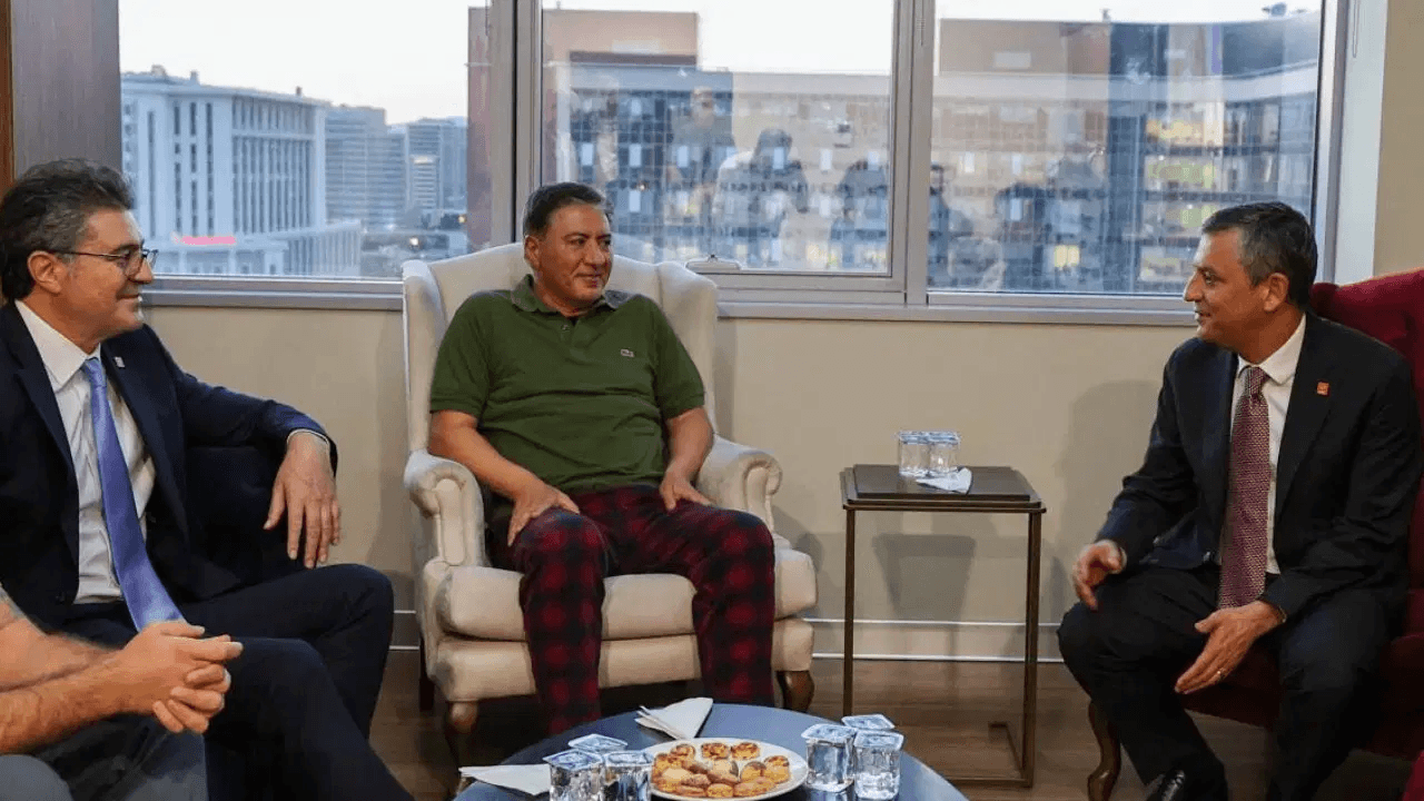 ¡Özgür Özel visita a Murat Emir en el hospital!