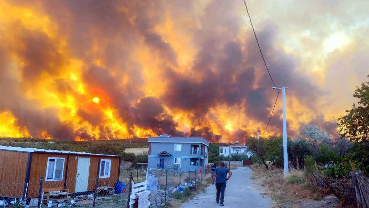 ¡El incendio se extiende en Tekirdağ! Tres barrios fueron evacuados.