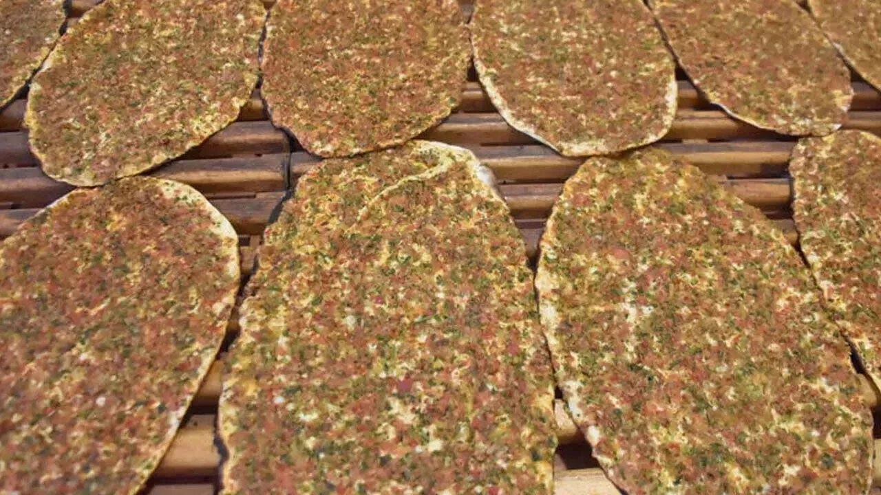 Bu 2 restorana dikkat! Lahmacunun içinden çıkanlar mide bulandırdı