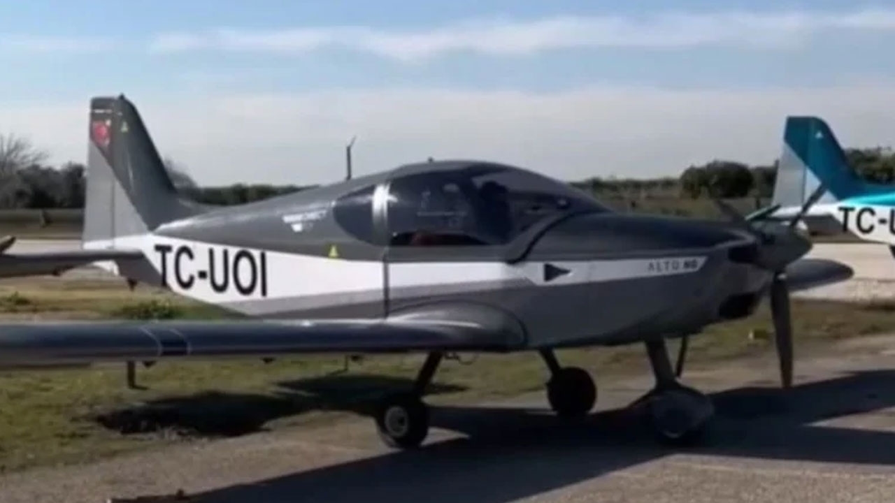 Un avión de entrenamiento se estrella en Adana; un pasajero y un piloto resultan gravemente heridos.