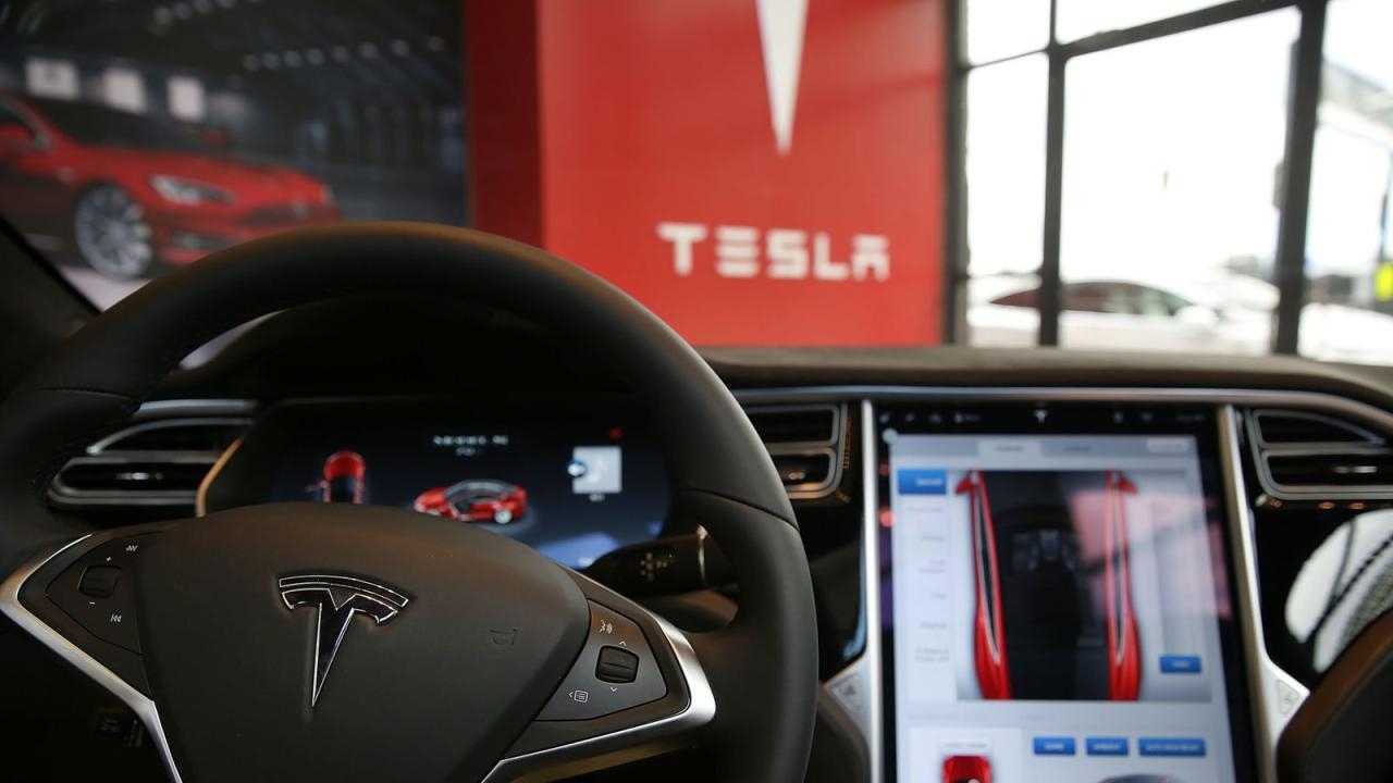 De marktwaarde van Tesla daalt onder de $1 biljoen