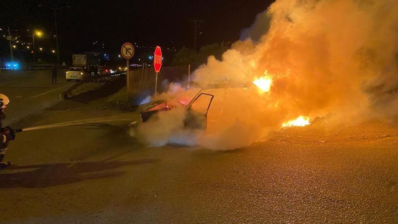 Il veicolo ha preso fuoco durante la guida, ridotto in cenere