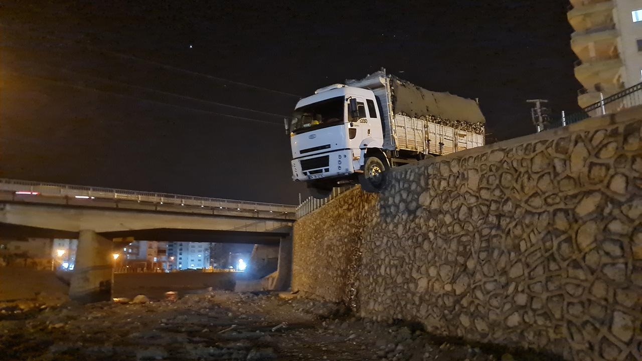 Vrachtwagen met hout vast op keermuur, chauffeur niet gevonden