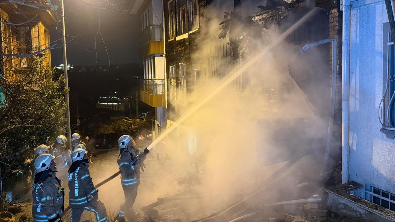 Un incendie se déclare dans deux immeubles en bois à Istanbul