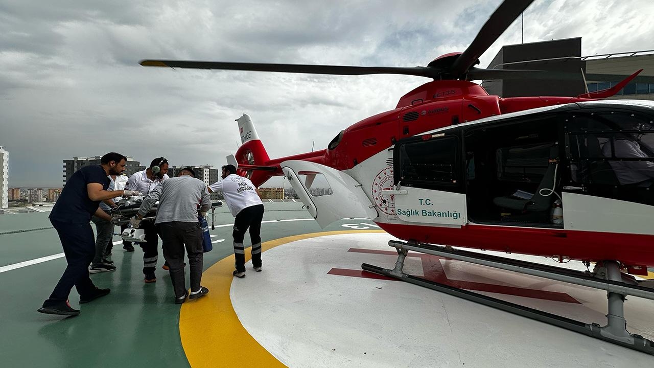 Un hélicoptère ambulancier décolle pour un bébé de 2 ans