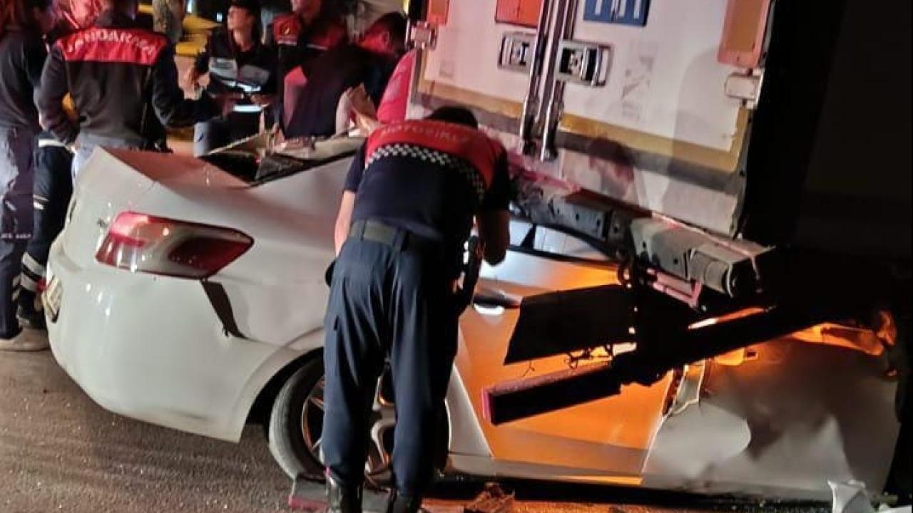Samochód uderza w zaparkowaną ciężarówkę w Mersin: 2 osoby nie żyją