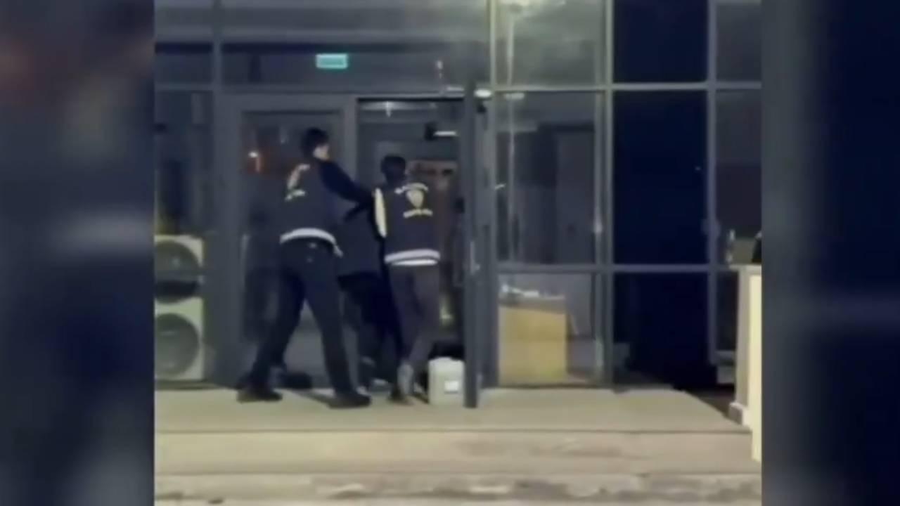 Aanvaller die vader voor ogen van zijn kinderen sloeg, gearresteerd