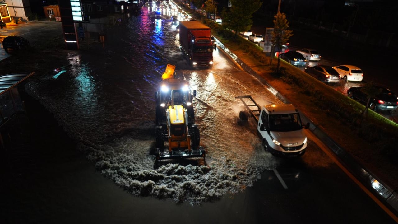 Starkregen in Ankara: Straßen verwandelten sich in Seen