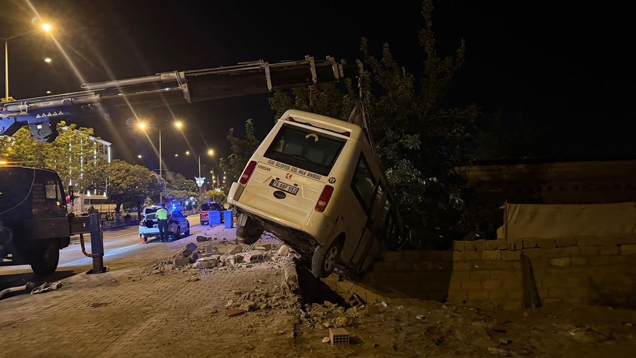 Kaza yapan yolcu minibüsü bahçe duvarında asılı kaldı
