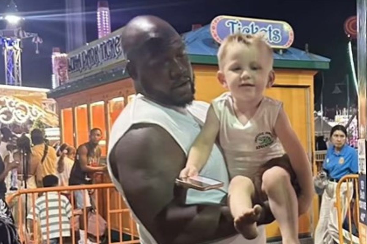 Unbeknownst to him, a boy becomes friends with a transplant recipient with his father's heart.