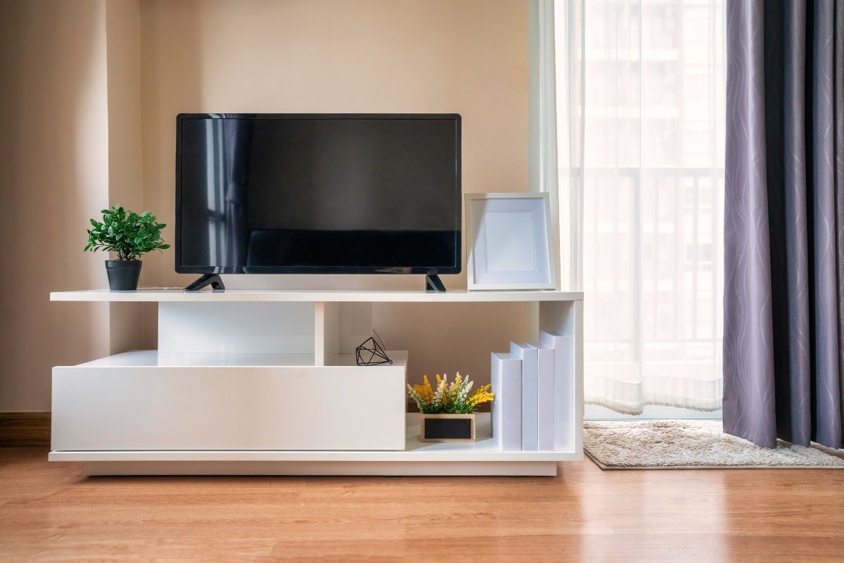 Expert teaches a simple trick to keep your TV screen clean as new