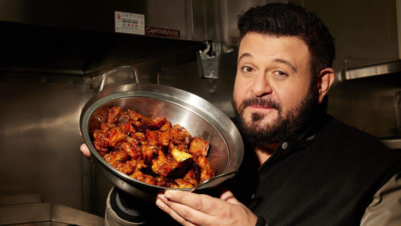 Honger naar meer? "The Food That Built America" ​​keert terug - plus, Adam Richman deelt een aantal sissende verhalen met ons