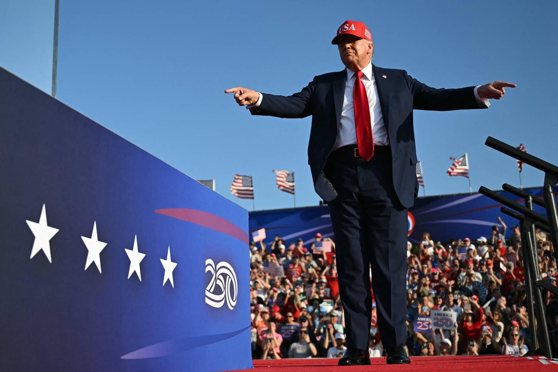 De dreiging van Amerikaanse tarieven drukt zwaar op Europa, maar ondertussen bloeit Trumps bedrijf