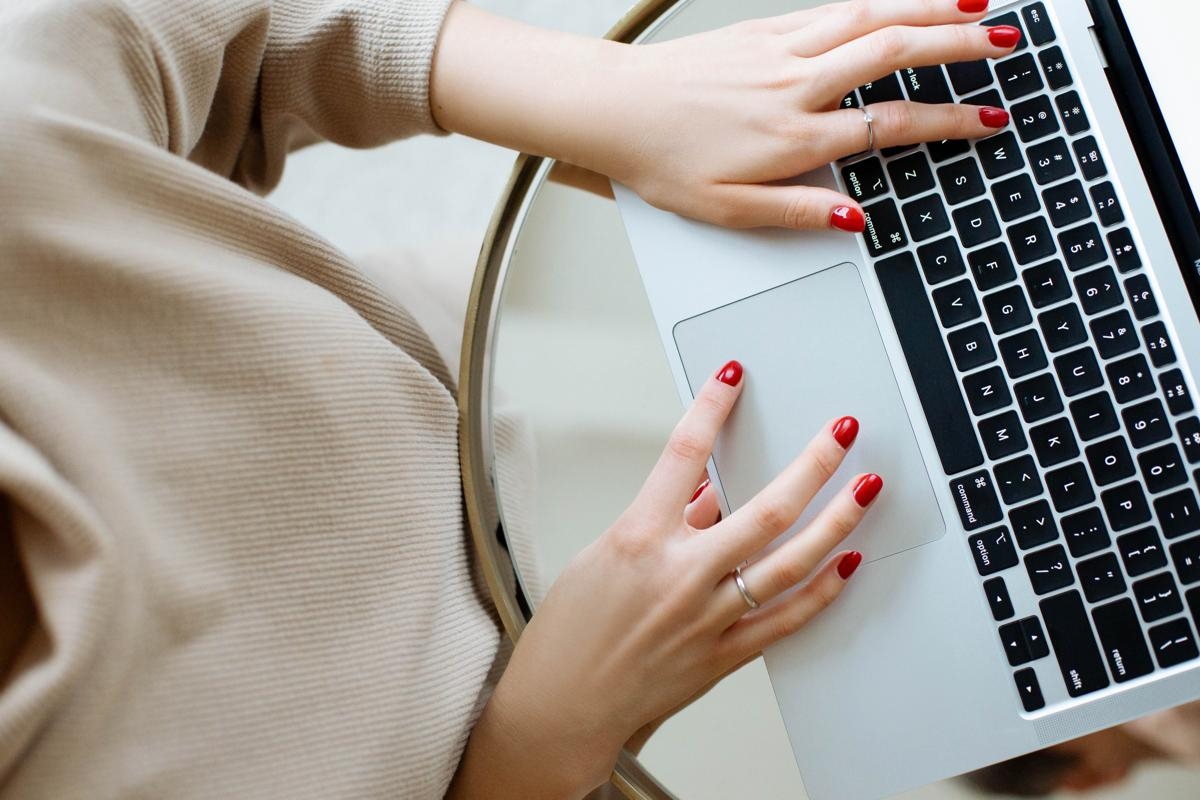 Chi non lavora non naviga in rete. Il caso delle molte festività di aprile secondo i dati Audiweb