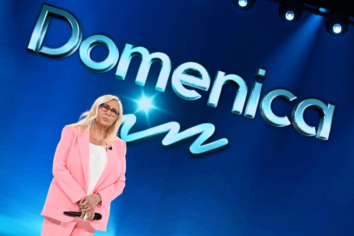 Domenica in, Rai Aunt Mara'nın oturma odasında devrim yaratıyor: sadece röportajlar değil, aynı zamanda çeşitli şovlar ve oyun şovları. Yeni bir ve üç baskı. Önizlemeler