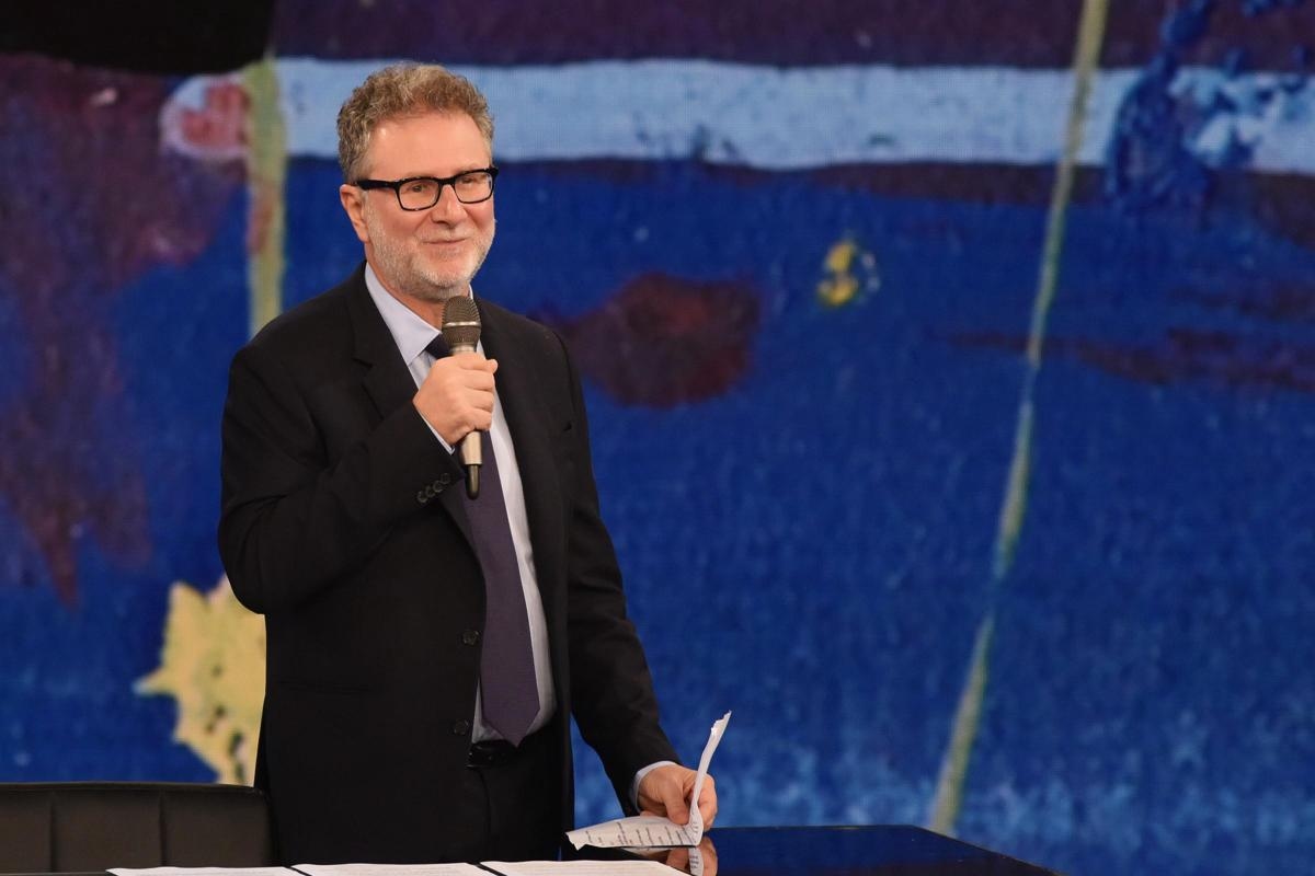 Che tempo che fa, Fazio réussit un autre coup et fait entrer un sex-symbol italien en studio : voici qui il est. Tous les invités